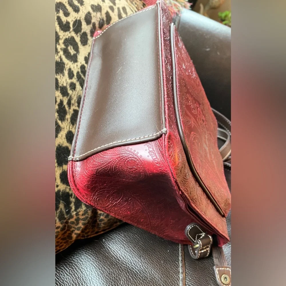 FOSSIL RELIC Burgundy Red Paisley Embossed Faux Leather Hobo Crossbody Bag Purse - Picture 6 of 9